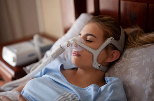 Huzurlu uyuyan bir kişi CPAP cihazı ile uyku apnesi tedavisi