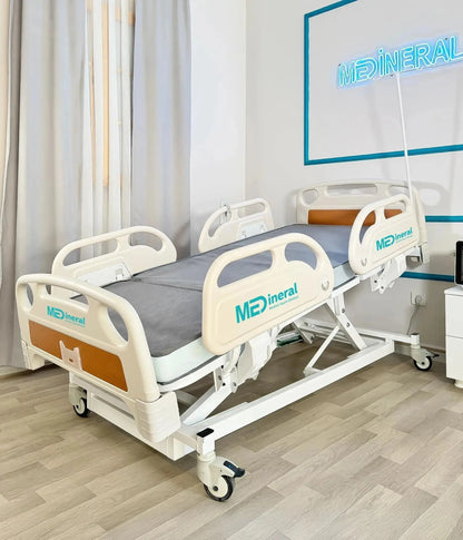 tekerlekli sandalyeye kolay gecis saglayan alcak konumlu hasta karyolasi